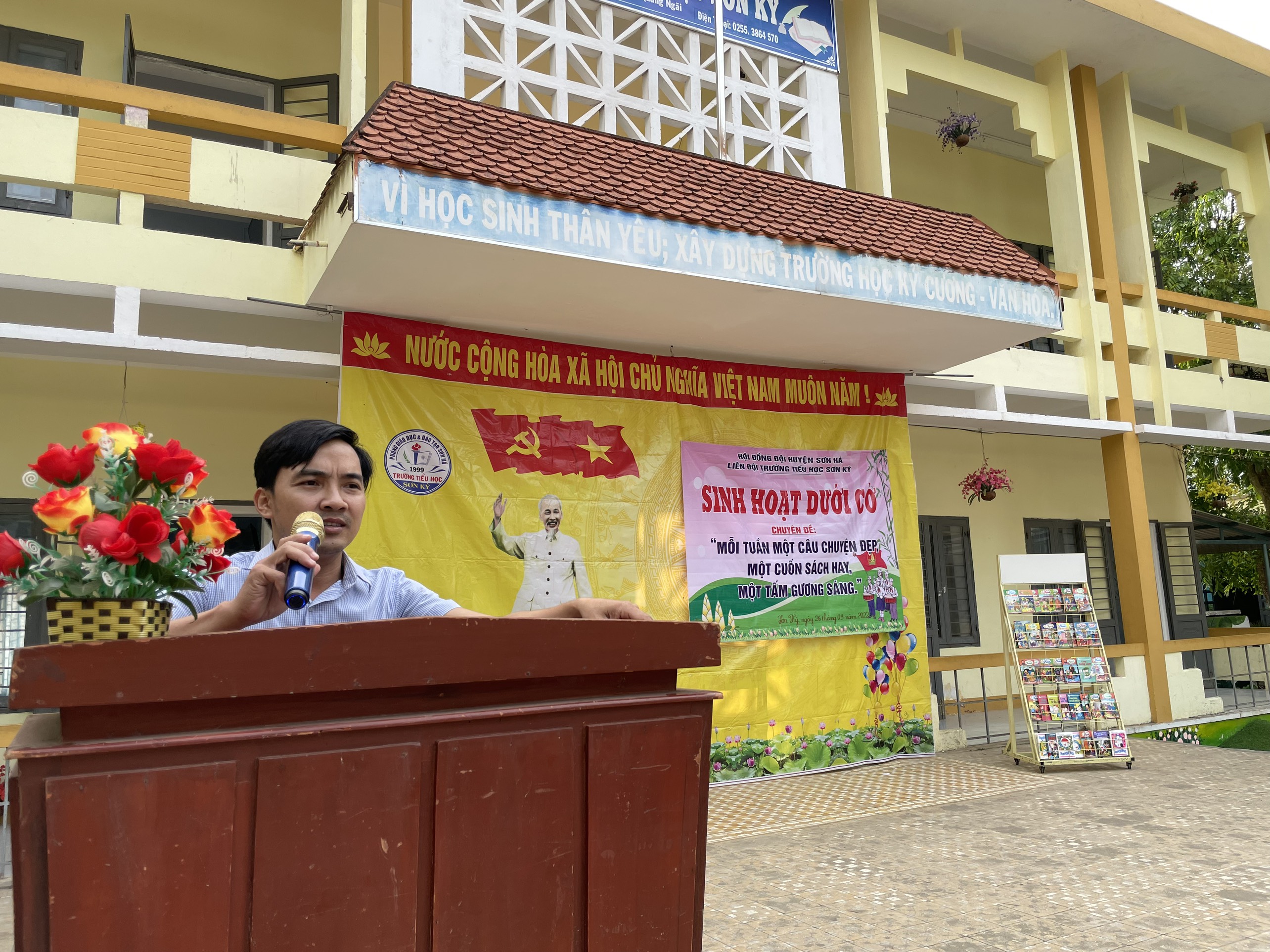 Chuyên đề sinh hoạt dưới cờ “Mỗi tuần một câu chuyện đẹp, một cuốn sách hay, một tấm gương sáng”