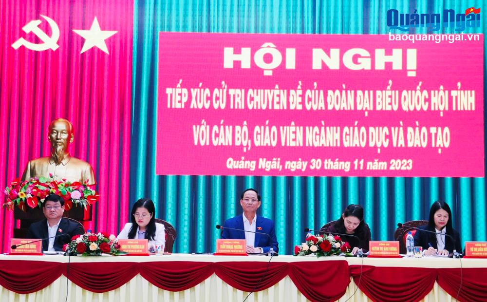 Các thành viên Đoàn ĐBQH tỉnh tại buổi tiếp xúc cử tri.