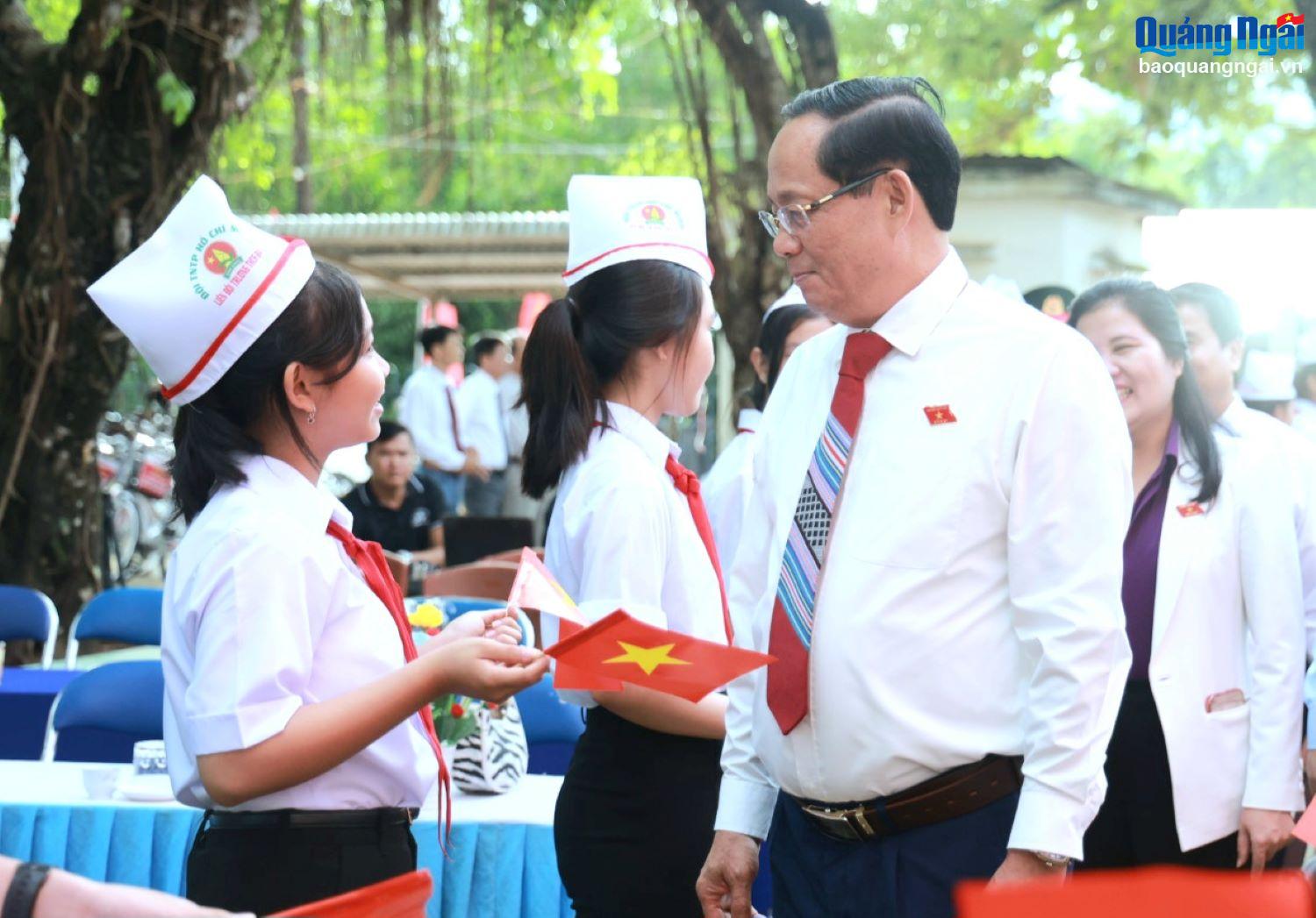 Mỗi thầy cô giáo sẽ là một tấm gương đạo đức, luôn tâm huyết, trách nhiệm với nghề