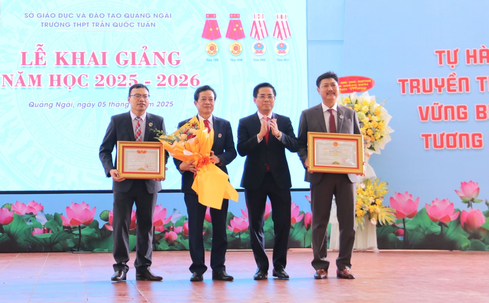 Chủ tịch UBND tỉnh Nguyễn Hoàng Giang dự Lễ khai giảng năm học mới tại Trường THPT Trần Quốc Tuấn
