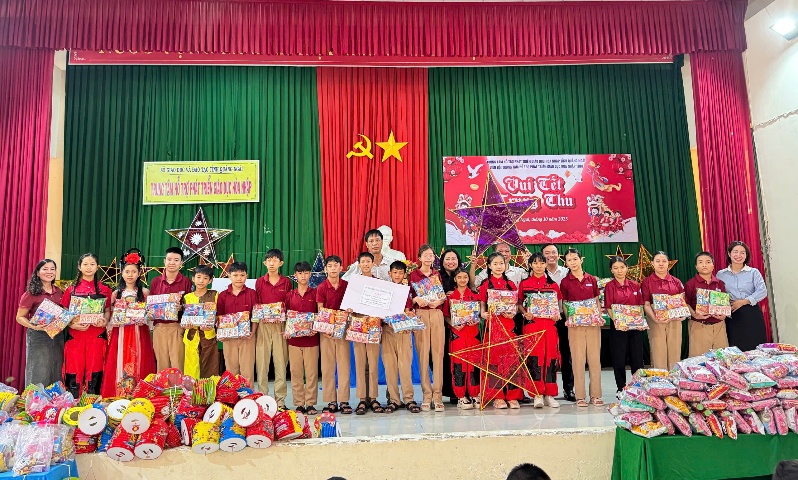 Sở Giáo dục và Đào tạo tặng quà Trung thu cho trẻ em khuyết tật