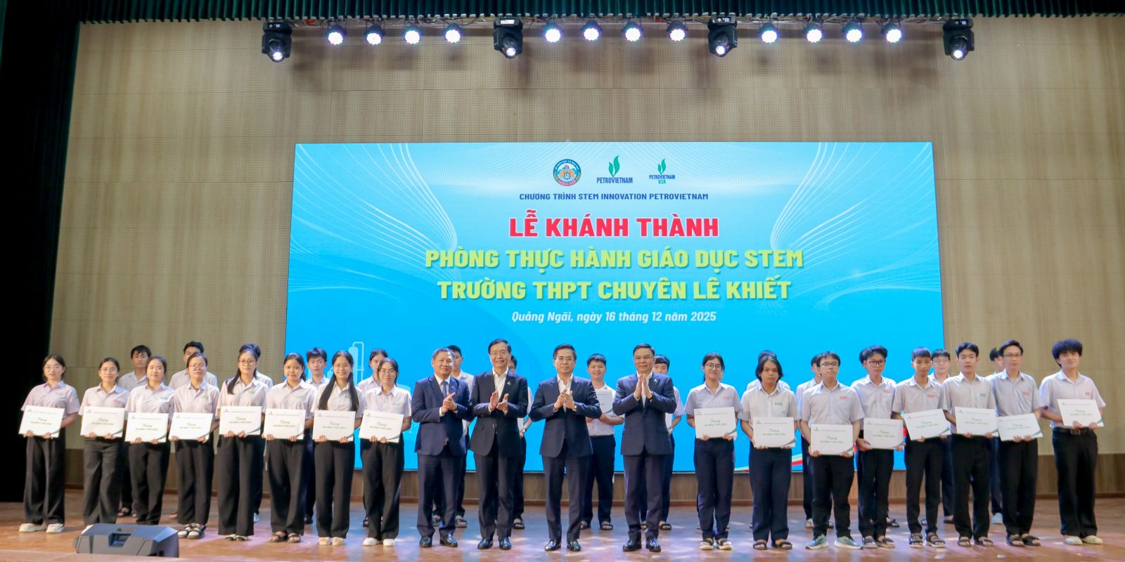 Chủ tịch UBND tỉnh Nguyễn Hoàng Giang dự Lễ Khánh thành Phòng thực hành giáo dục STEM