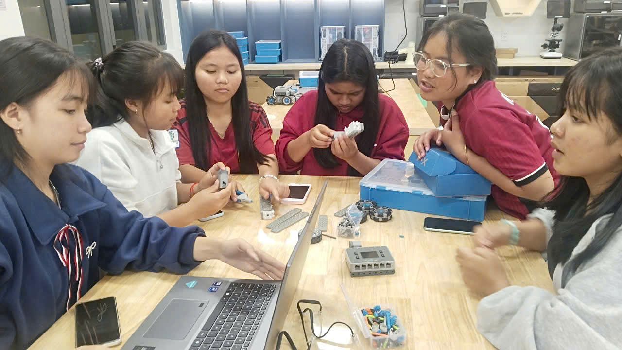 Các em học sinh tiếp cận thiết bị STEM